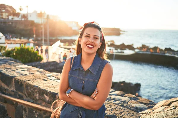 Mooie Jonge Vrouw Wandelen Strand Promenade Genieten Van Uitzicht Oceaan — Stockfoto