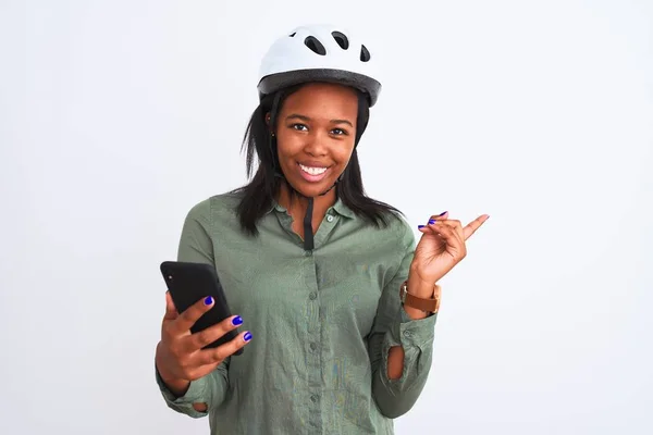 Jovem Afro Americana Vestindo Moto Helment Usando Smartphone Muito Feliz — Fotografia de Stock