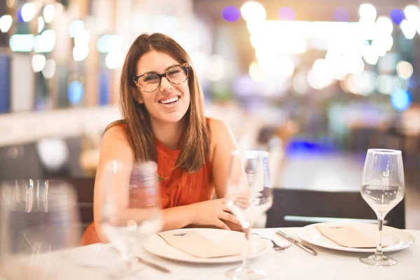 Menina Bonita Jovem Sorrindo Feliz Confiante Sentado Cadeira Restaurante Relaxante — Fotografia de Stock