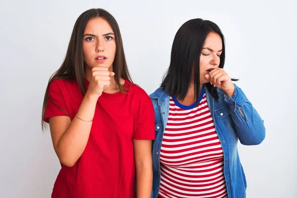 Mujeres Hermosas Jóvenes Que Usan Ropa Casual Pie Sobre Fondo —  Fotos de Stock