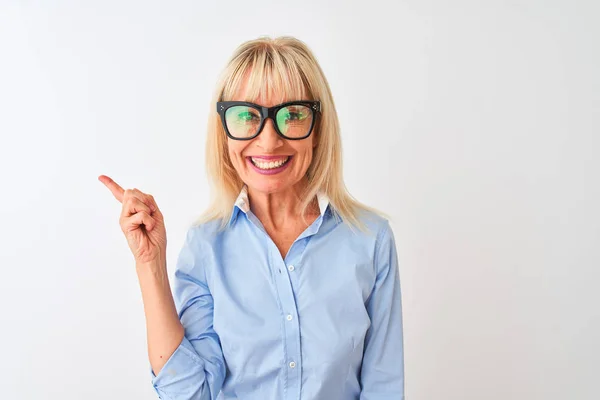 Middelbare Leeftijd Zakenvrouw Dragen Zonnebril Shirt Geïsoleerde Witte Achtergrond Zeer — Stockfoto