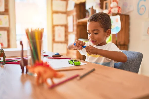 Hermoso Niño Afroamericano Sentado Escritorio Jugando Con Coches Jardín Infantes — Foto de Stock