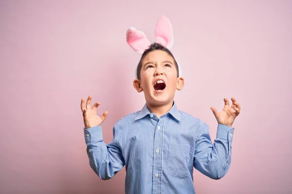 Niño Pequeño Con Orejas Conejito Pascua Sobre Fondo Rosa Aislado — Foto de Stock