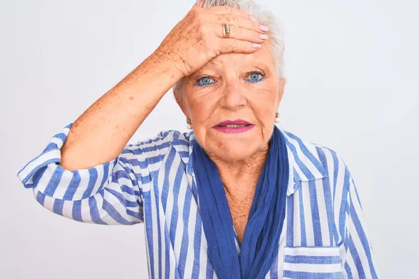 Mulher Cabelos Grisalhos Sênior Vestindo Camisa Listrada Azul Sobre Fundo — Fotografia de Stock