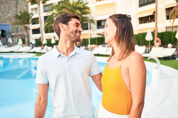 Joven Hermosa Pareja Vacaciones Sonriendo Feliz Confiado Pie Con Sonrisa — Foto de Stock