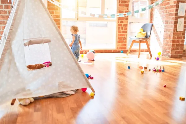 Schöne Kaukasische Säugling Spielt Mit Spielzeug Bunten Spielzimmer Fröhlich Und — Stockfoto