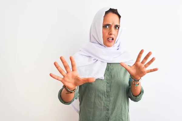 年轻美丽的阿拉伯妇女 戴着传统的穆斯林头巾 披着孤立的背景 恐惧而害怕 用恐惧的表情 用手停止手势 震惊地大叫 恐慌的概念 — 图库照片