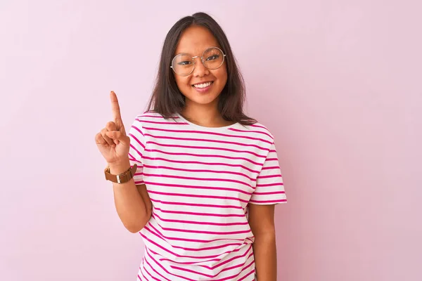 Jonge Chinese Vrouw Draagt Gestreept Shirt Bril Geïsoleerde Roze Achtergrond — Stockfoto