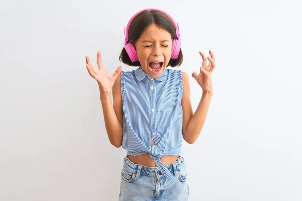 Красивая Девочка Слушает Музыку Используя Наушники Изолированном Белом Фоне Празднуя — стоковое фото
