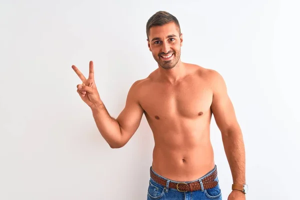 Joven Hombre Guapo Sin Camisa Mostrando Cuerpo Musculoso Sobre Fondo —  Fotos de Stock