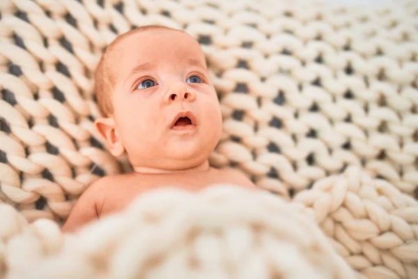 Очаровательный Ребенок Лежащий Диване Над Одеялом Дома Новорожденный Расслабляющий Комфортный — стоковое фото
