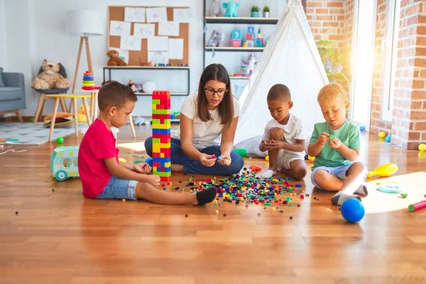 Jovem Bela Professora Crianças Brincando Com Blocos Construção Torno Lotes — Fotografia de Stock