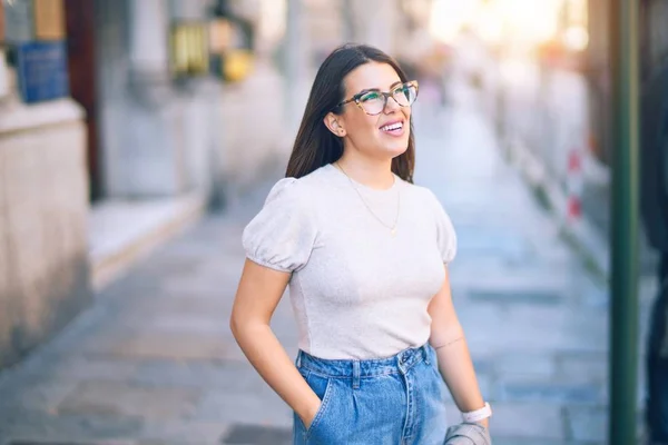 Junge Schöne Frau Lächelt Glücklich Und Zuversichtlich Mit Einem Lächeln — Stockfoto