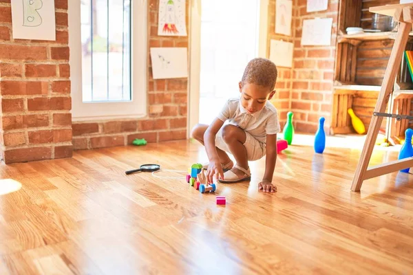 Linda Criança Afro Americana Brincando Com Blocos Madeira Brinquedo Trem — Fotografia de Stock