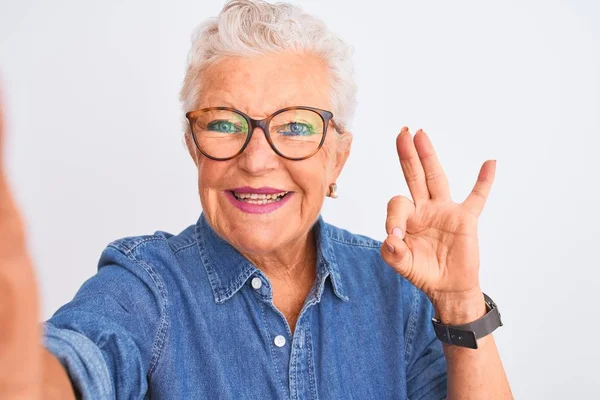 Grauhaarige Frau Mit Jeanshemd Und Brille Macht Selfie Über Isoliertem — Stockfoto