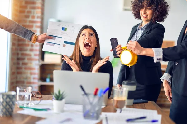 Gruppe Von Geschäftsleuten Die Zusammenarbeiten Partner Betonen Einen Von Ihnen — Stockfoto