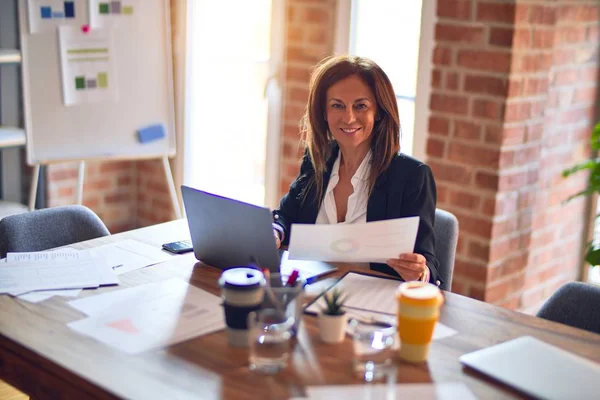 Mujer Negocios Hermosa Mediana Edad Sonriendo Feliz Confiado Sentado Una —  Fotos de Stock