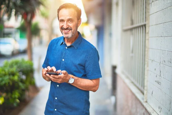 Middelbare Leeftijd Knappe Zakenman Straat Met Behulp Van Smartphone Glimlachen — Stockfoto
