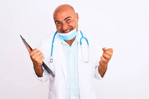 Dokter Memakai Stetoskop Dan Topeng Memegang Clipboard Atas Terisolasi Latar — Stok Foto