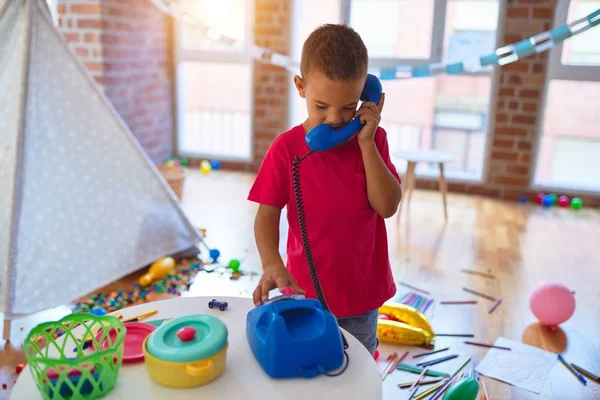 Adorável Criança Brincando Com Telefone Vintage Torno Lotes Brinquedos Jardim — Fotografia de Stock