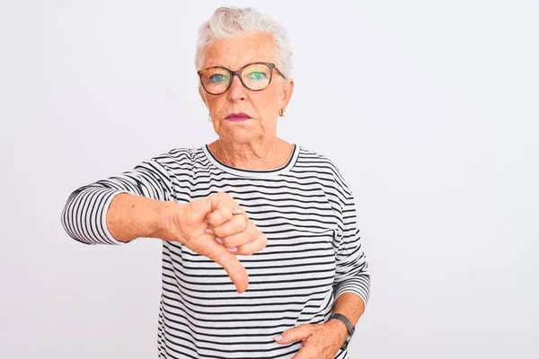 Senior Mulher Cabelos Grisalhos Vestindo Listrado Marinho Shirt Óculos Sobre — Fotografia de Stock