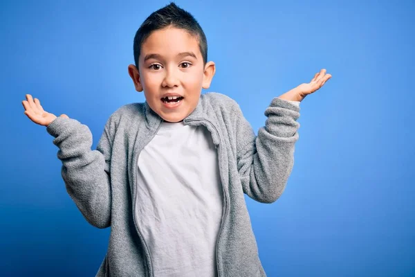 Kleine Junge Sport Sweatshirt Über Blauem Hintergrund Feiern Verrückt Und — Stockfoto