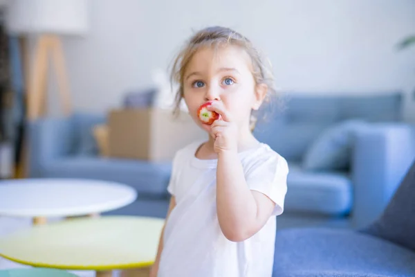 Çilek Yiyen Güzel Yürümeye Başlayan Çocuk Kız — Stok fotoğraf