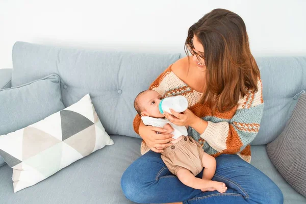 Genç Güzel Bir Kadın Bebeği Evdeki Kanepede Yeni Doğan Anne — Stok fotoğraf