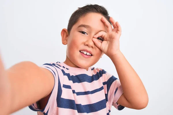 Vacker Pojke Bär Casual Randig Shirt Gör Selfie Över Isolerad — Stockfoto