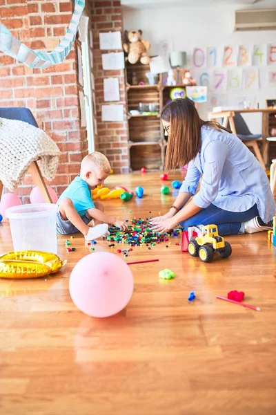 Jovem Criança Caucasiana Brincando Playschool Com Professor Mãe Filho Sala — Fotografia de Stock