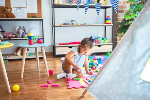 Junge Schöne Blonde Mädchen Kind Genießen Spielschule Mit Spielzeug Kindergarten — Stockfoto