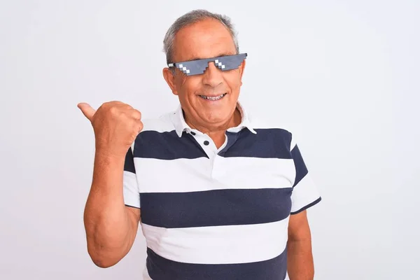 Homem Cabelos Grisalhos Sênior Vestindo Pólo Listrado Óculos Sol Sobre — Fotografia de Stock