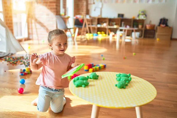 Hermosa Niña Rubia Dibujando Usando Tablero Digital Jardín Infantes —  Fotos de Stock