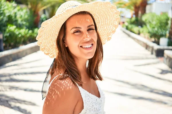 Jonge Mooie Vrouw Glimlachen Gelukkig Genieten Zonnige Dag Van Zomer — Stockfoto