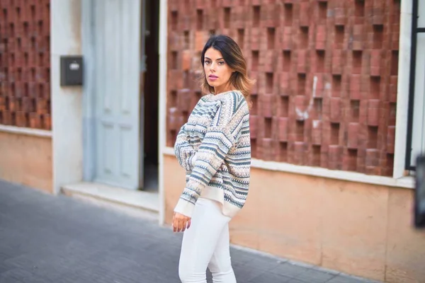 Giovane Bella Donna Sorridente Felice Fiducioso Piedi Passeggiando Città — Foto Stock