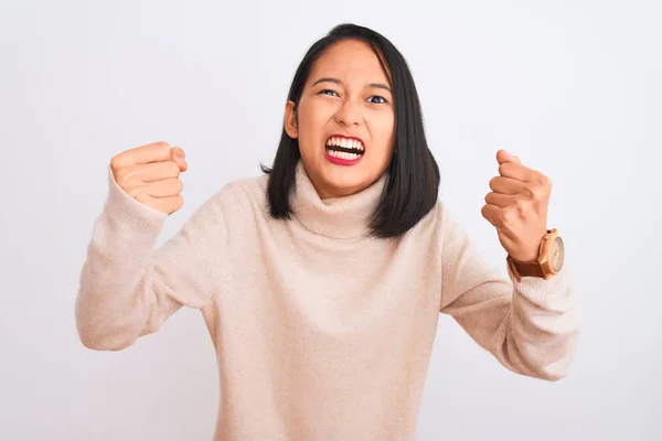 Joven Mujer China Con Jersey Cuello Alto Pie Sobre Fondo — Foto de Stock