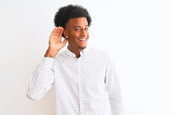 Mladý Afroameričan Elegantní Košili Stojící Nad Osamělým Bílým Pozadím Usmívající — Stock fotografie