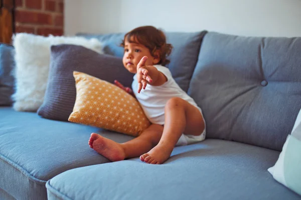 Hermosa Niña Pequeña Con Camiseta Blanca Sentada Sofá —  Fotos de Stock