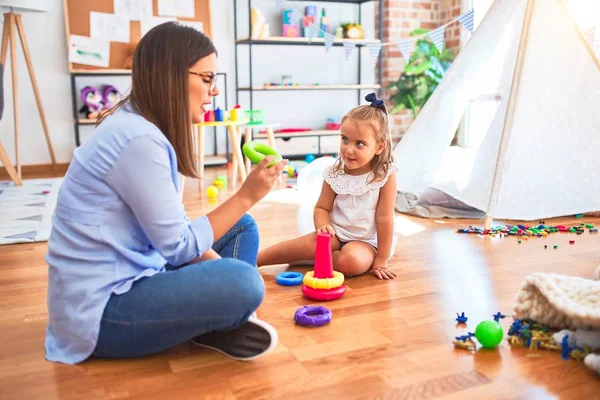 Garota Branca Brincando Aprendendo Playschool Com Professora Mãe Filha Sala — Fotografia de Stock