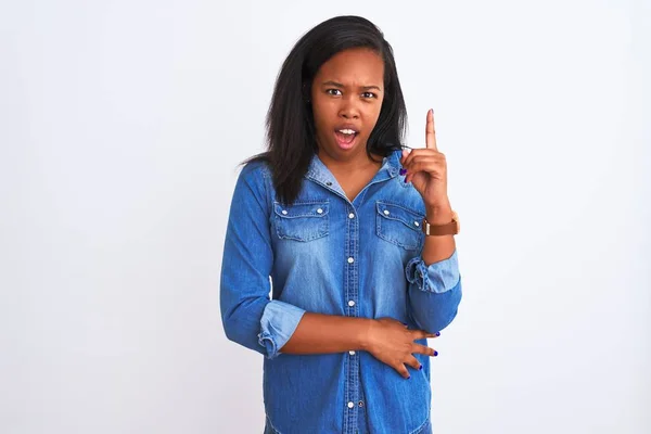 Mooie Jonge Afro Amerikaanse Vrouw Draagt Denim Jas Geïsoleerde Achtergrond — Stockfoto