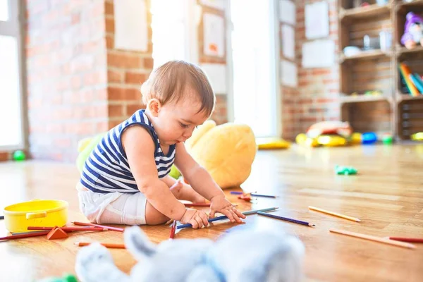 Entzückendes Kleinkind Spielt Kindergarten Jede Menge Spielzeug — Stockfoto