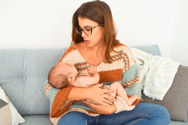 Genç Güzel Bir Kadın Bebeği Evdeki Kanepede Yeni Doğan Anne — Stok fotoğraf