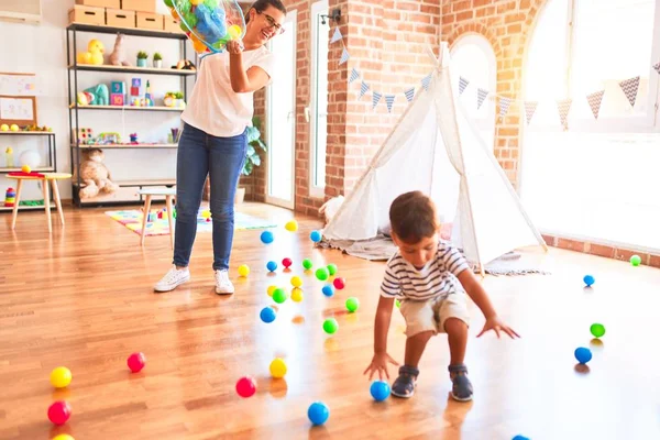 Bella Insegnante Bambino Ragazzo Che Gioca Con Palline Colorate All — Foto Stock