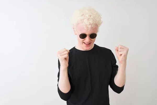 Ung Albino Man Bär Svart Shirt Och Solglasess Står Över — Stockfoto