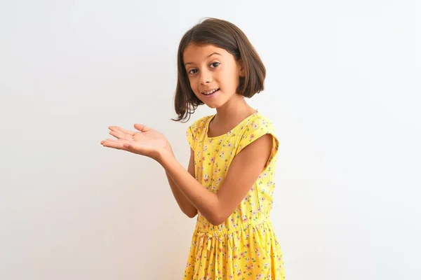 Junges Schönes Kindermädchen Gelbem Floralen Kleid Steht Über Isoliertem Weißem — Stockfoto