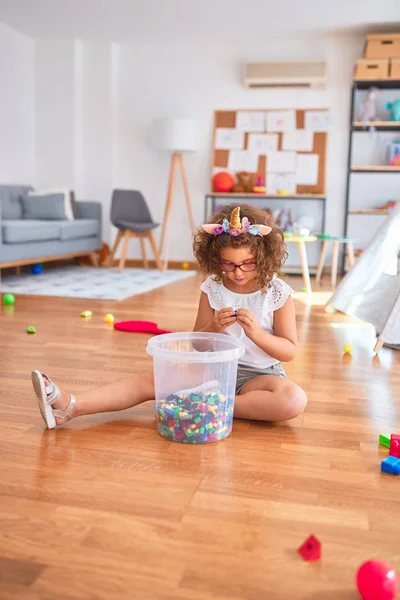 Bellissimo Bambino Che Indossa Occhiali Diadema Unicorno Seduto Sul Pavimento — Foto Stock