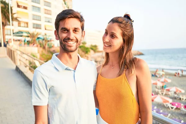 Junge Schöne Paar Urlaub Lächelt Glücklich Und Zuversichtlich Mit Einem — Stockfoto