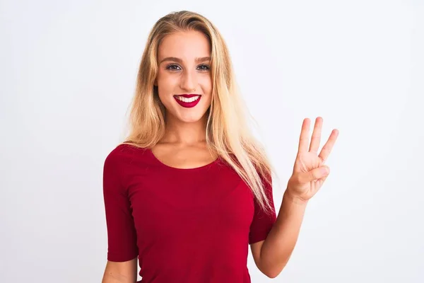 Jovem Mulher Bonita Vestindo Camiseta Vermelha Sobre Fundo Branco Isolado — Fotografia de Stock