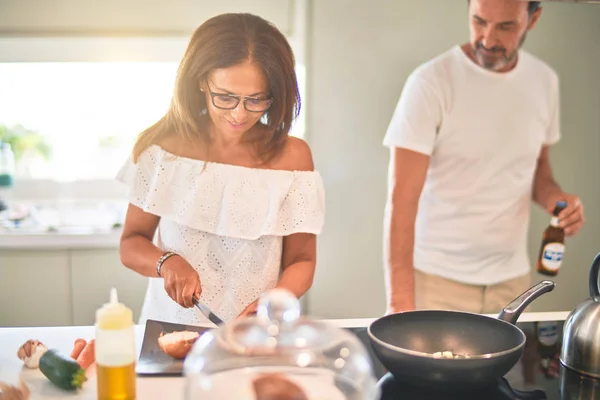 Edad Media Hermosa Pareja Cocinar Juntos Cocina —  Fotos de Stock