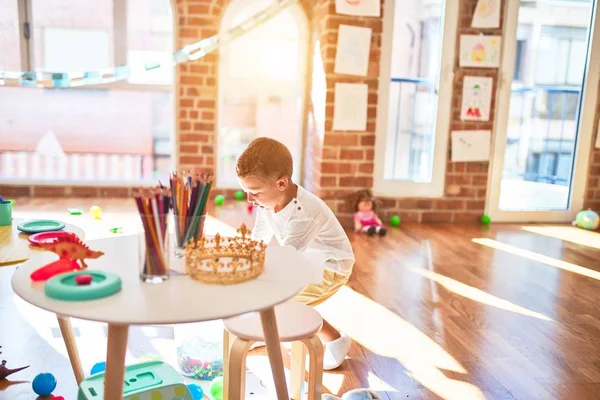 Schöne Blonde Kleinkind Spielt Viele Spielzeuge Kindergarten — Stockfoto